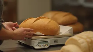 Brotverkauf ohne Waage: Streit um Eichpflicht und Verbraucherschutz