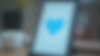 Caritas will blaues Herz verbieten: Satire über die AfD-Farben-Falle