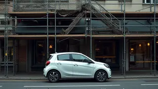 Carsharing-Unfall: Gerüstinstabilität zwingt zur Räumung von Gastronomiebetrieben