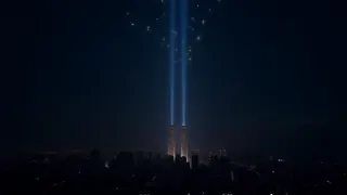 Drohnenlichter formen vor 25. Jahrestag der Anschläge das Bild der Twin Towers