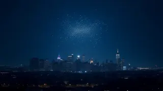 Drohnenlichter markieren das 25-jährige Gedenken an die Anschläge in New York