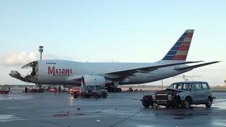 Frachtflugzeug verlässt Landebahn in Miami: Fünf Menschen sterben bei Kollision