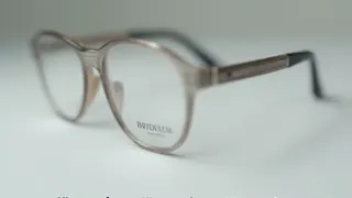 Geheimnisvolle Markenmarken: Was die Gravur auf Ihrer Brille wirklich verrät
