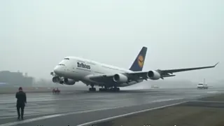 Münchner Flughafen: Lufthansa-A380 setzt vor der Piste auf, BFU ermittelt
