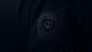 Polizeiwappen am Körper: Wann wird Mode zum Straftatbestand?