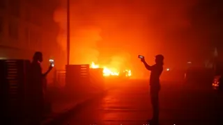 Schüler zünden Barrikade an Feuerwehrmann geht in Flammen auf, Jugendliche filmen die Szene