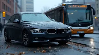 Vorfahrtsstreit in Hamburg: BMW-Kollision zwingt Busfahrer zur Notbremsung mit Verletzten