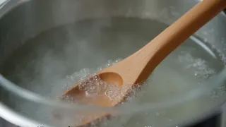 Warum ein Holzlöffel das Überkochen beim Kochen verhindert