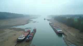 Wasserstandskrise am Rhein: Transportengpässe und politische Gegenmaßnahmen in Deutschland